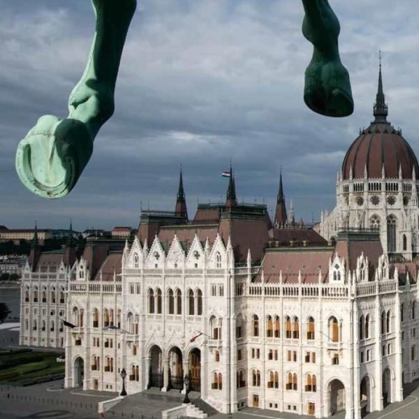 STAVBA MADZARSKEGA PARLAMENTA - A MAGYAR ORSZÁGHÁZ (SZLOVÉN NYELVEN)